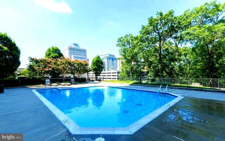 PARAMOUNT - Residential