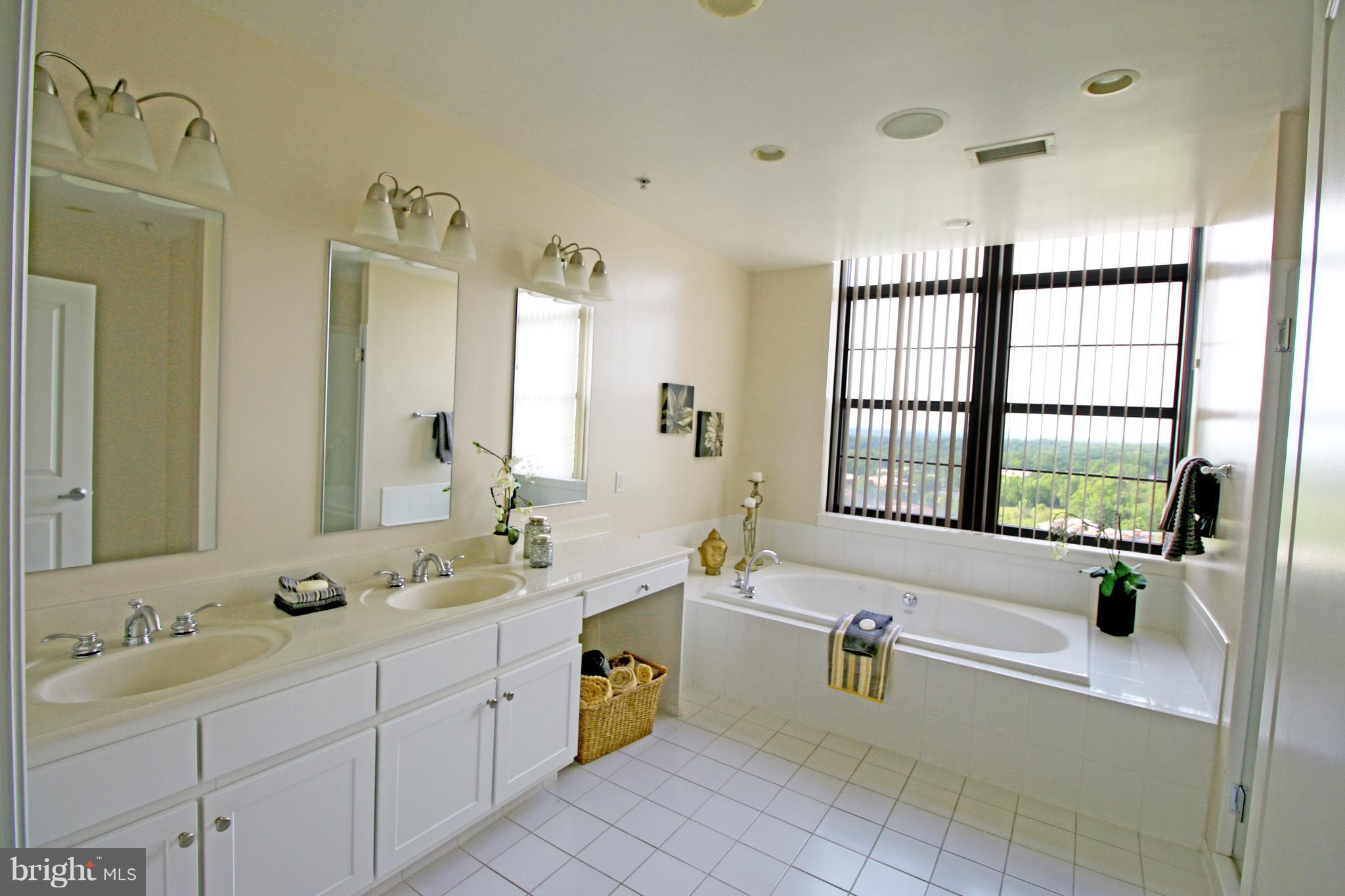 PARAMOUNT - Residential