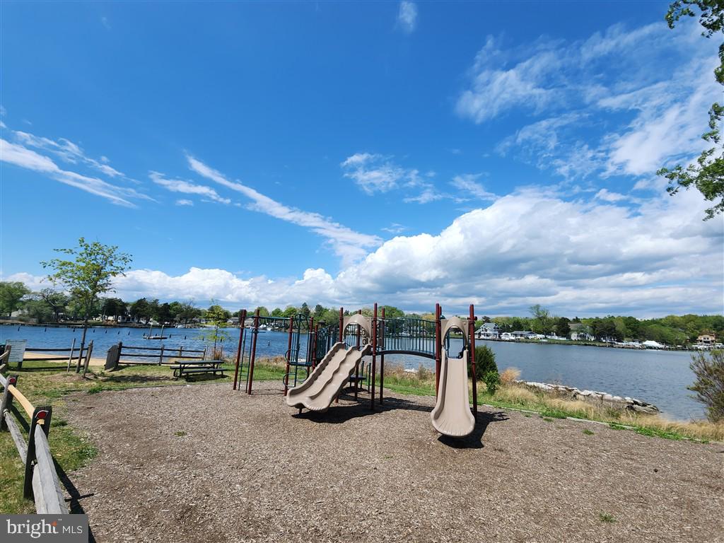 WOODLAND BEACH - Residential