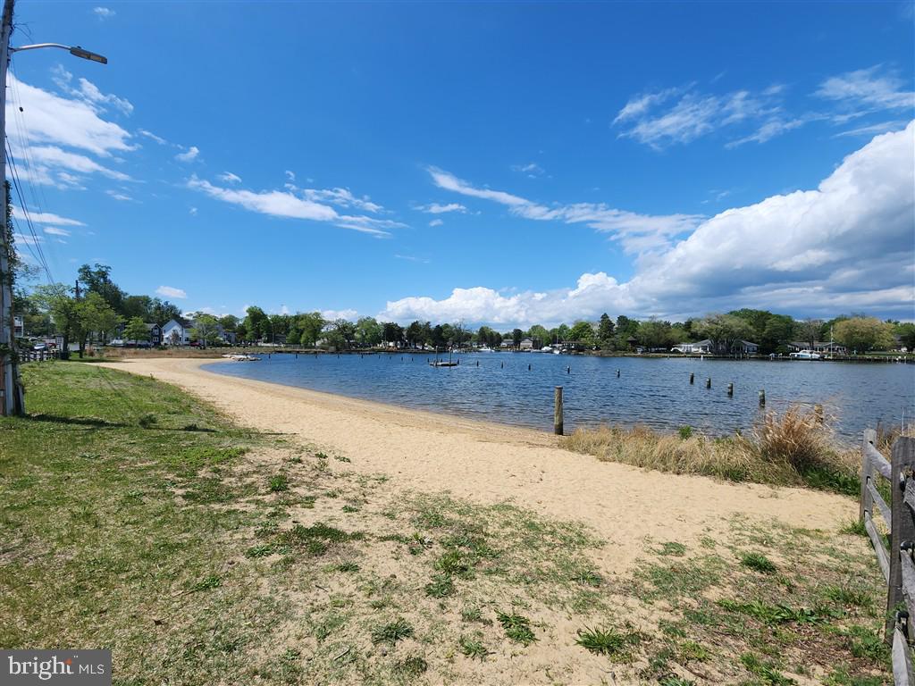 WOODLAND BEACH - Residential