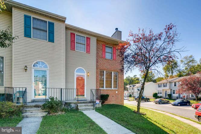 Bank on Market !!! END UNIT with 4BR, 2FB and 2HB. Large master bedroom with a master bath and a walk in closet. A beautiful mixture of hardwood and carpeting on the main level to accentuate the cozy fireplace in the living room, separate dining room and a eat in Kitchen. Enjoy your Large deck during the warm months and a wet bar in the basement to entertain with a walk out basement and a JACUZZI!