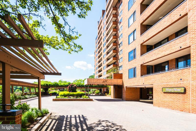 Nestled in the gated community of Cross Keys within the Harper House building, offers this 1 BR, 1BA unit
located on the 12th fl. Open Living/Dining Room, galley style kitchen and in unit laundry w/ stackable
washer/dryer. Cross Keys is an amenity rich community to include, pool(s), club house, Sport Court and
more. 1 car assigned garage parking space and additional storage unit