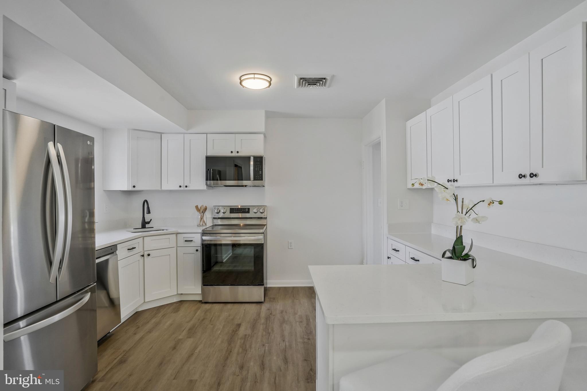 COUNTRY CLUB ESTATES - Residential