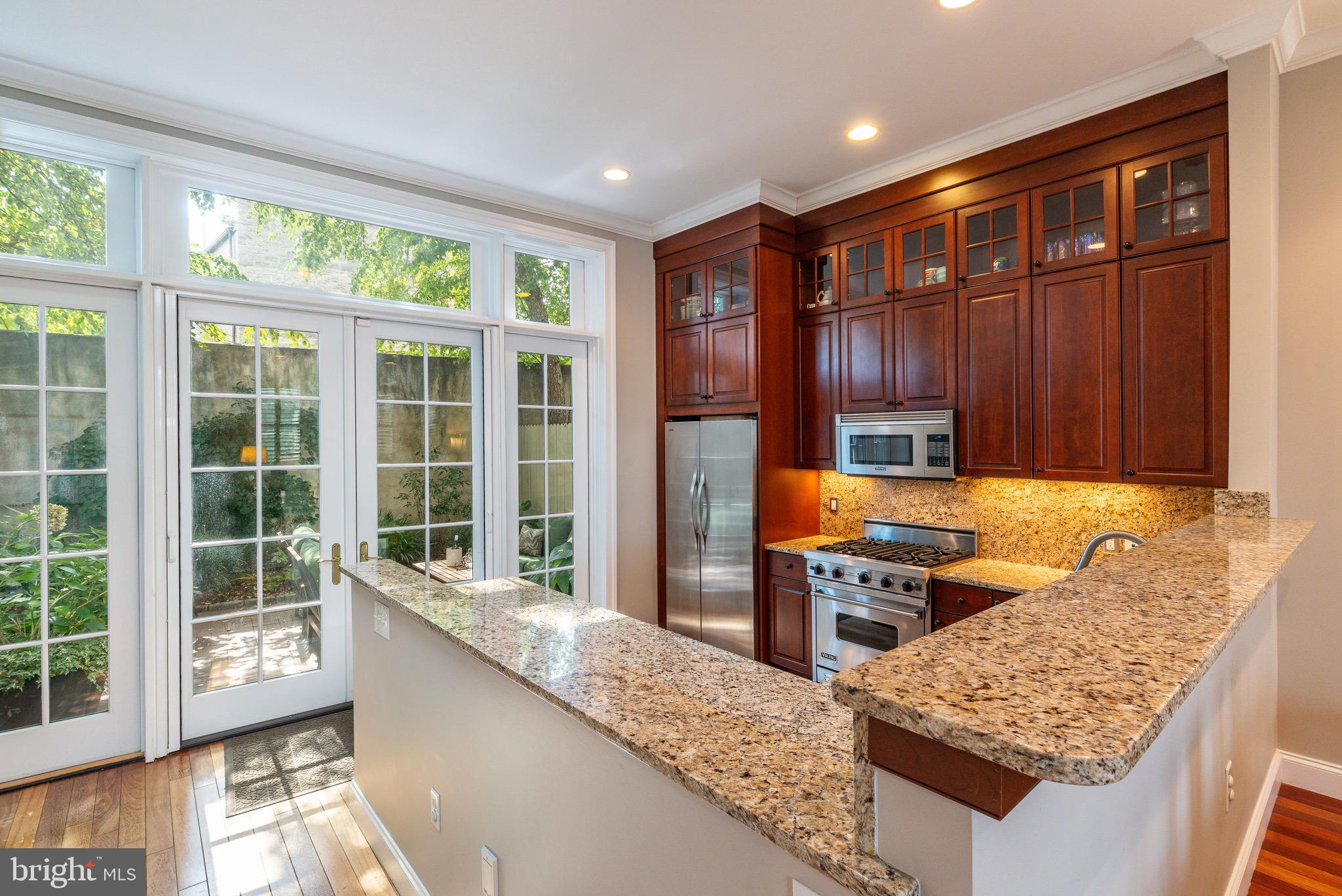 QUEEN VILLAGE - Residential