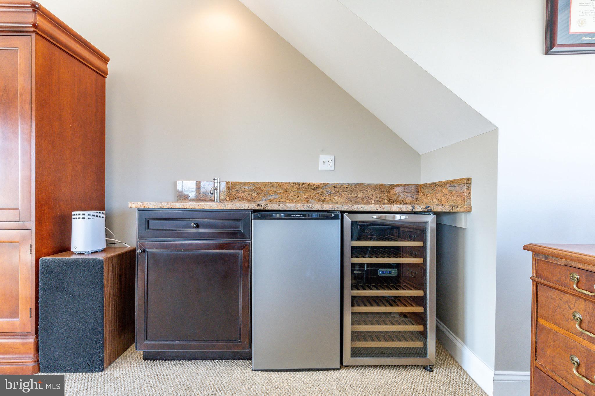 QUEEN VILLAGE - Residential