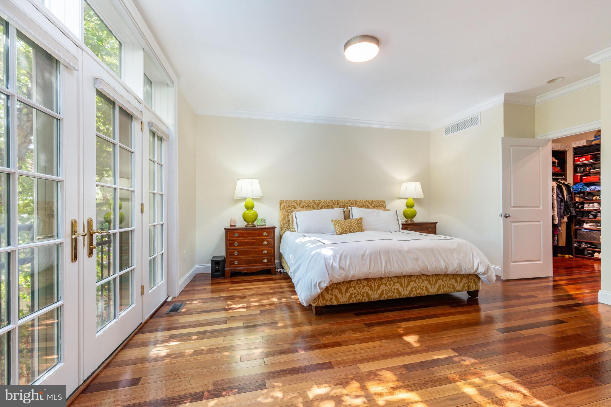 QUEEN VILLAGE - Residential