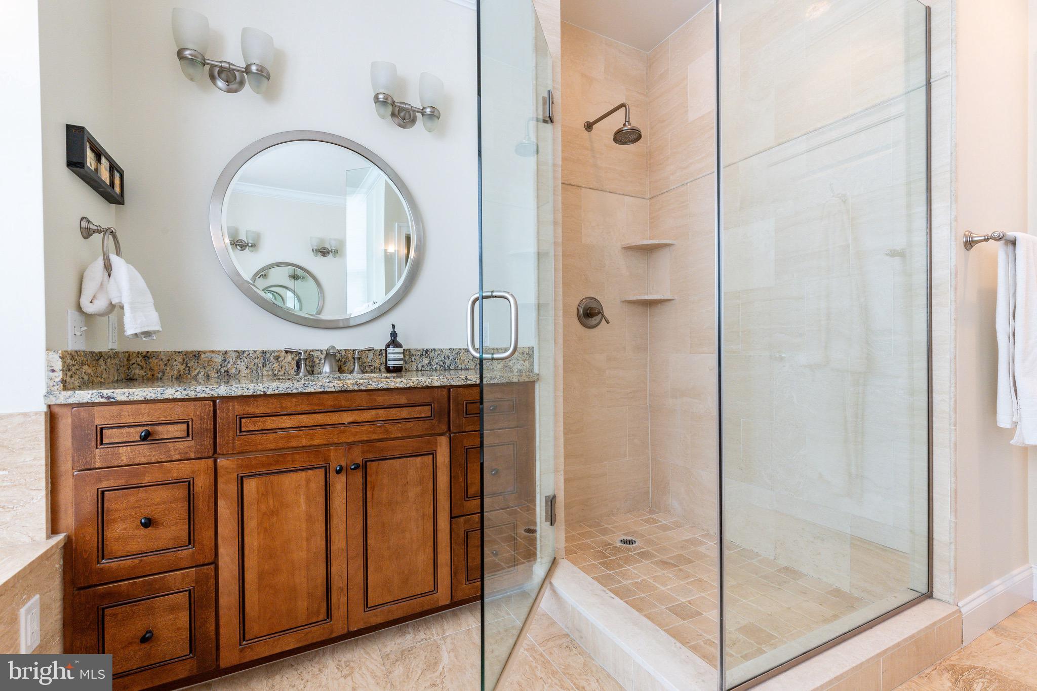 QUEEN VILLAGE - Residential