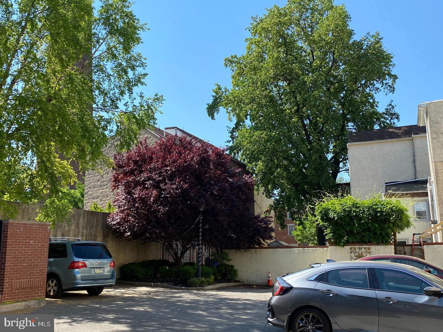 QUEEN VILLAGE - Residential