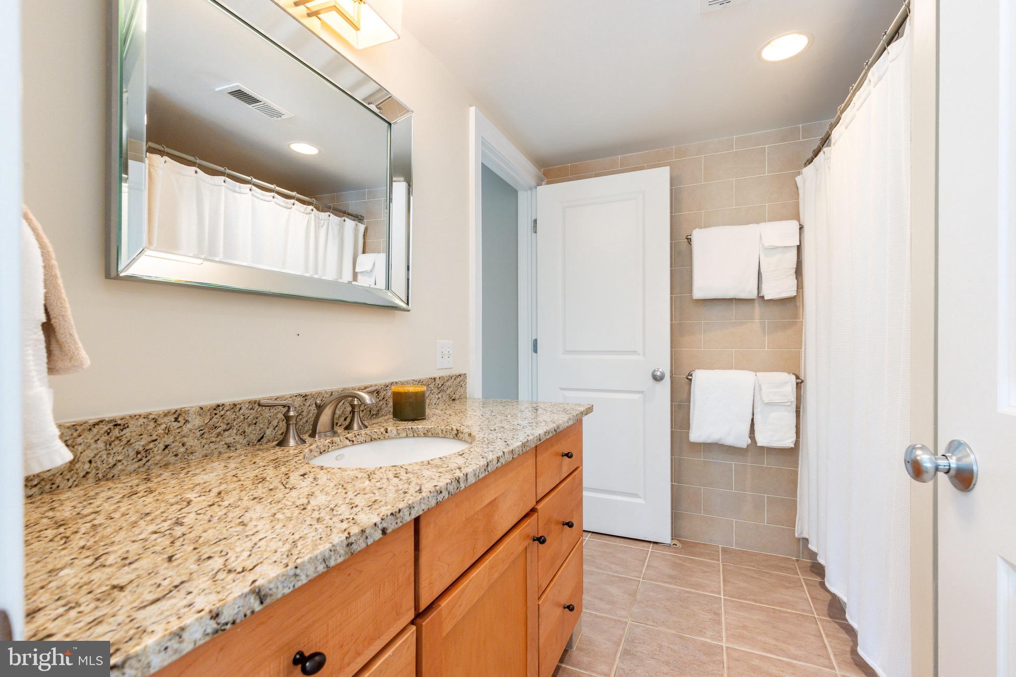 QUEEN VILLAGE - Residential