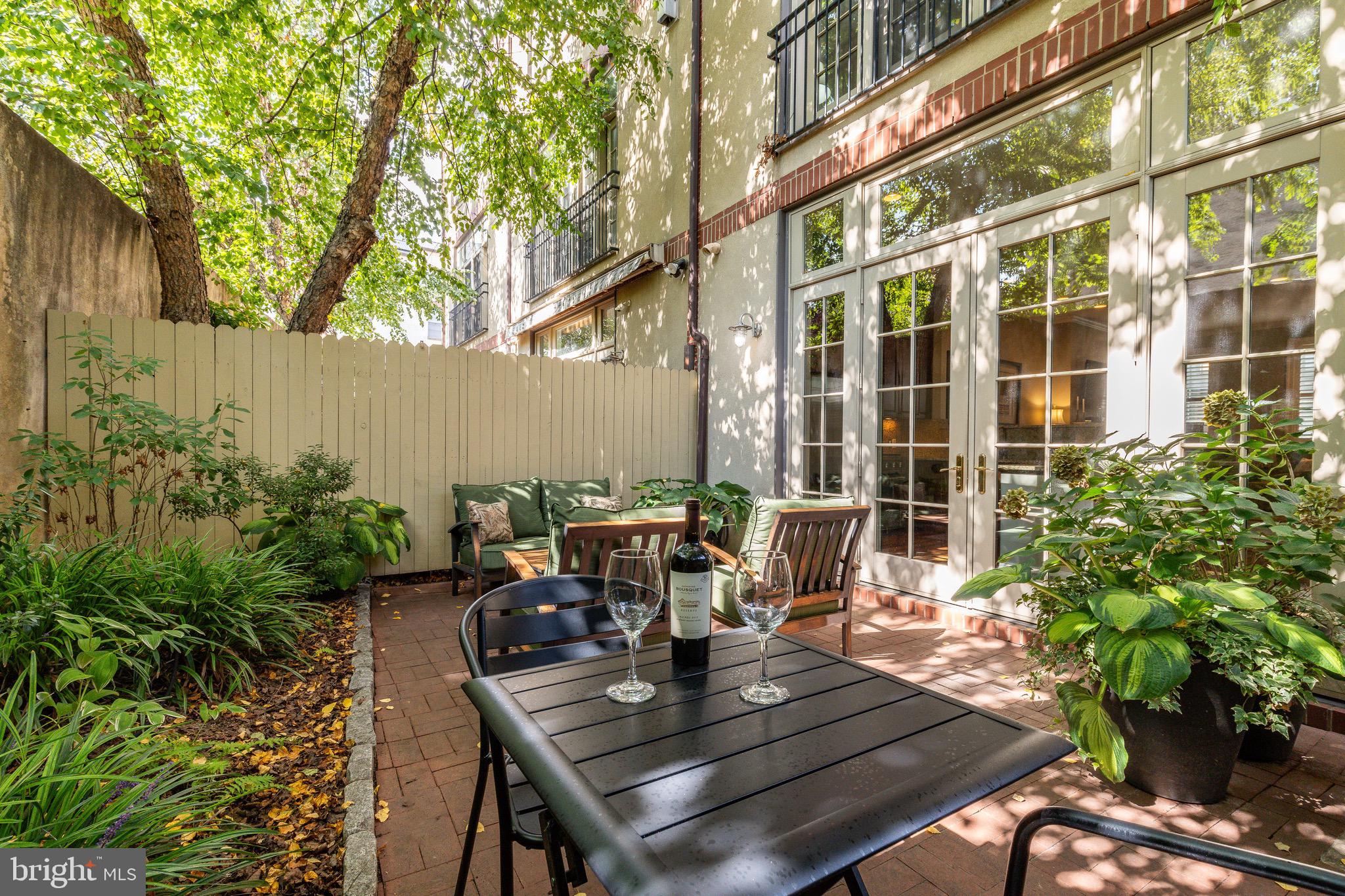 QUEEN VILLAGE - Residential