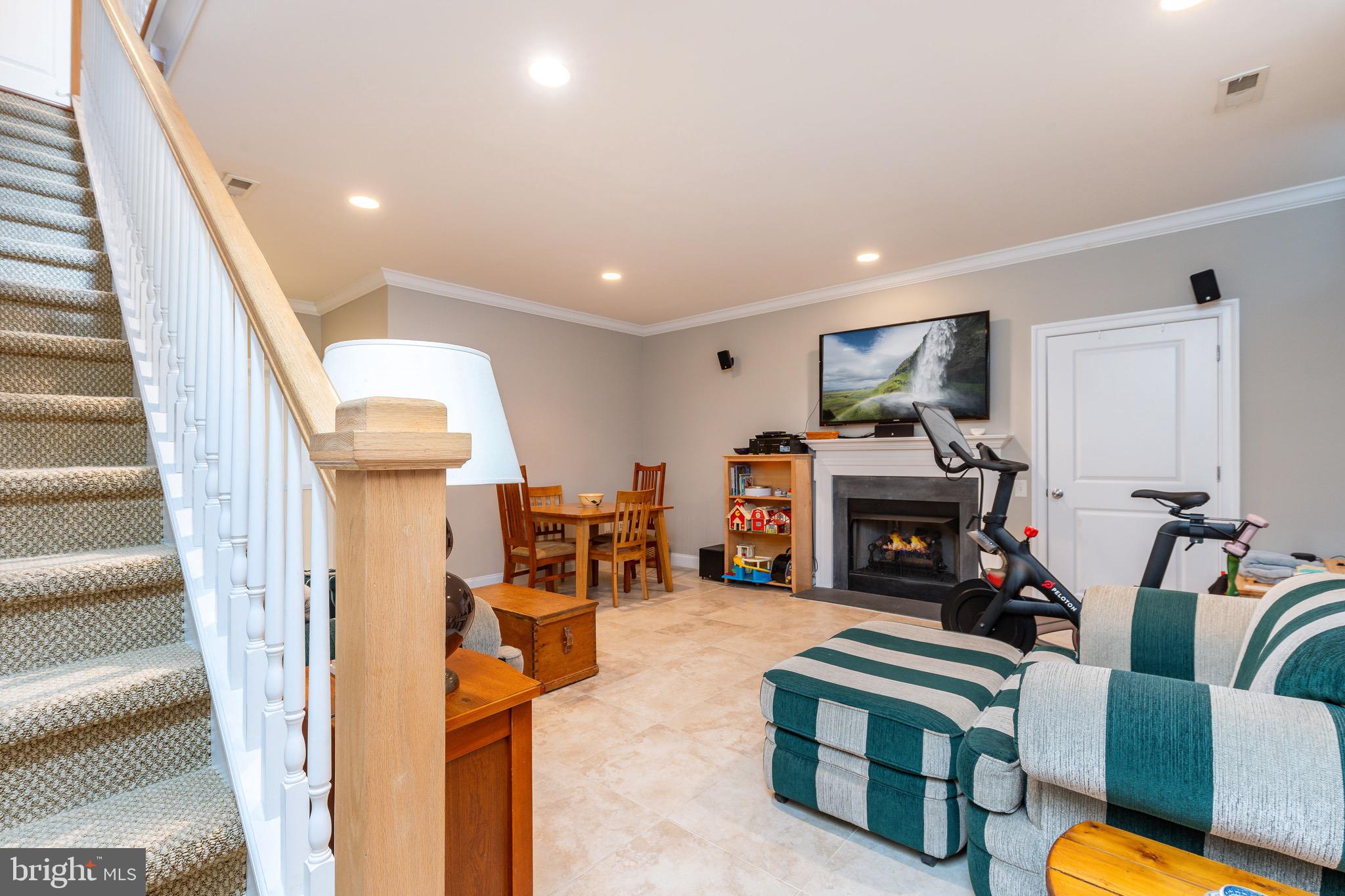 QUEEN VILLAGE - Residential