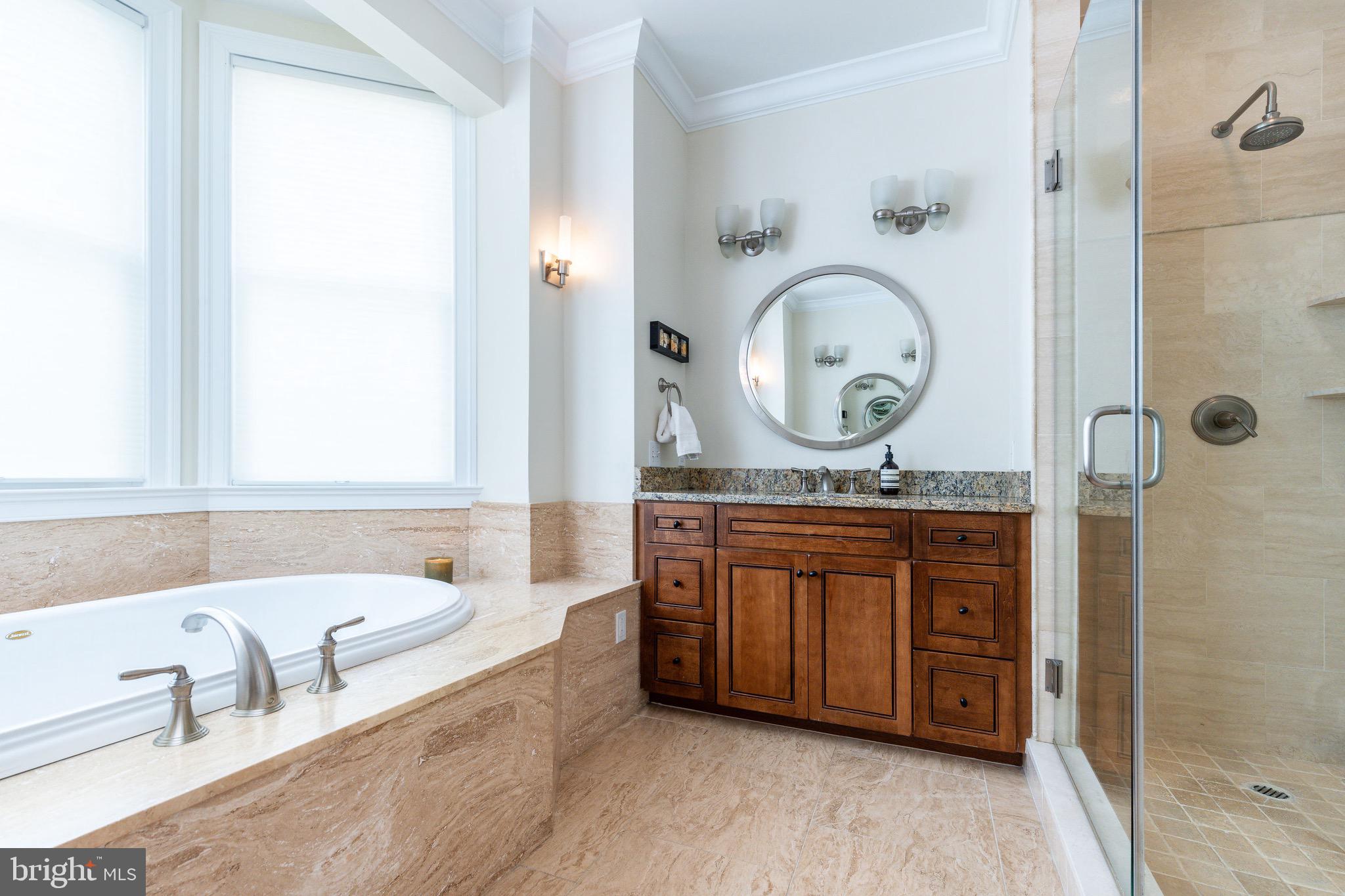 QUEEN VILLAGE - Residential