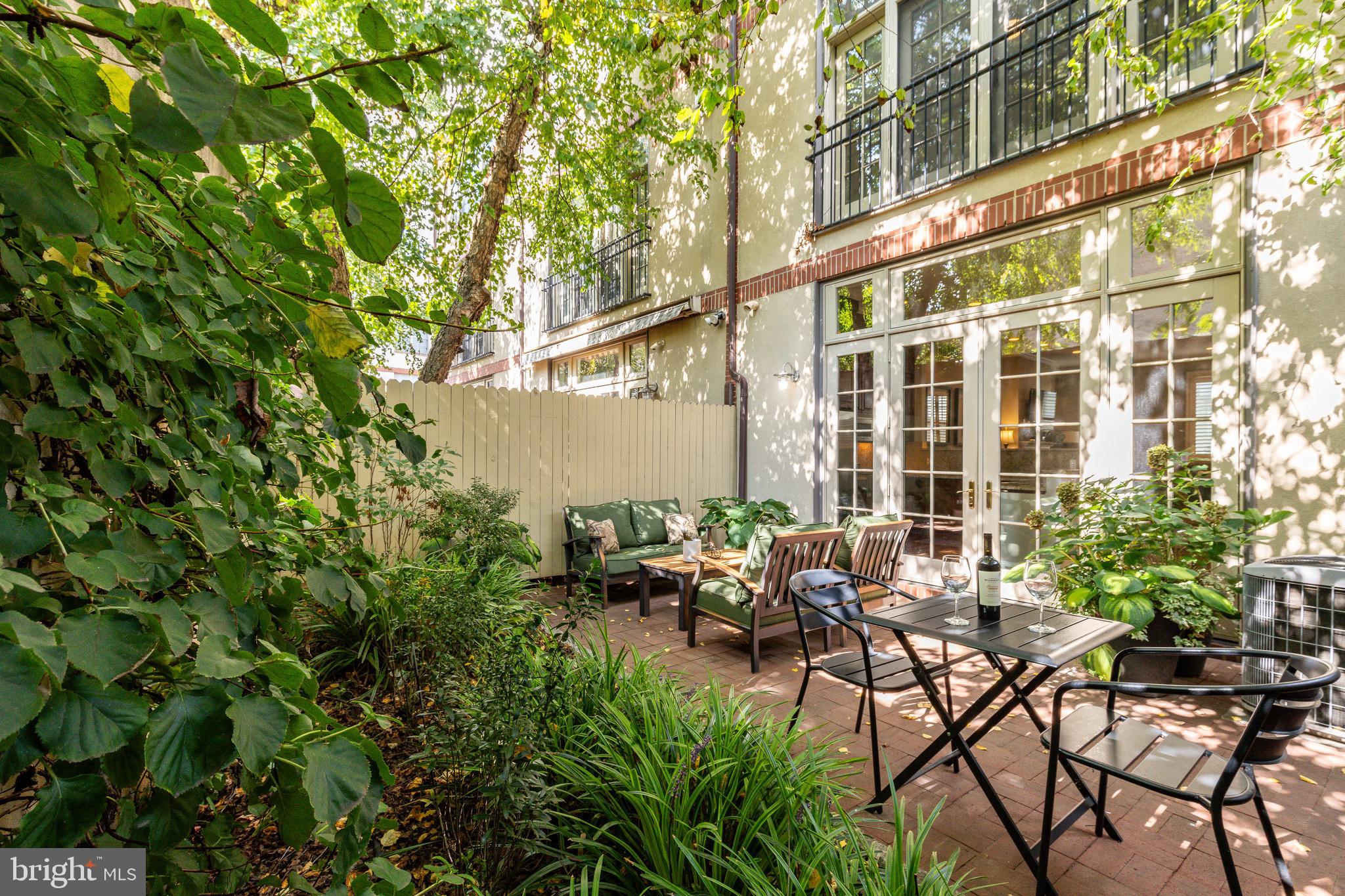 QUEEN VILLAGE - Residential