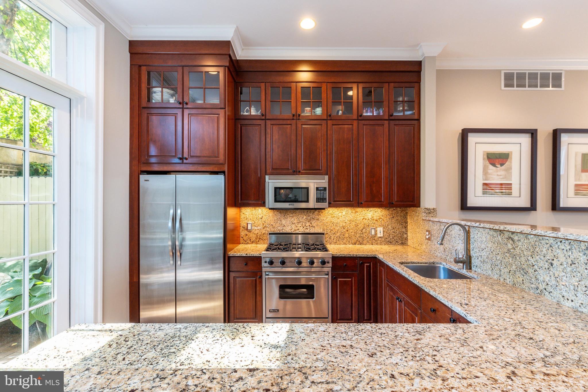 QUEEN VILLAGE - Residential