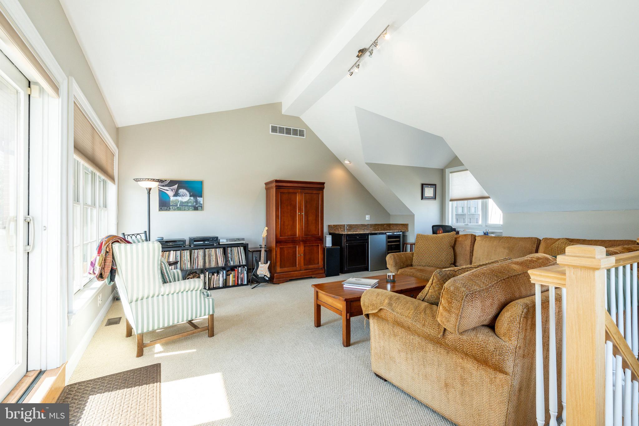 QUEEN VILLAGE - Residential