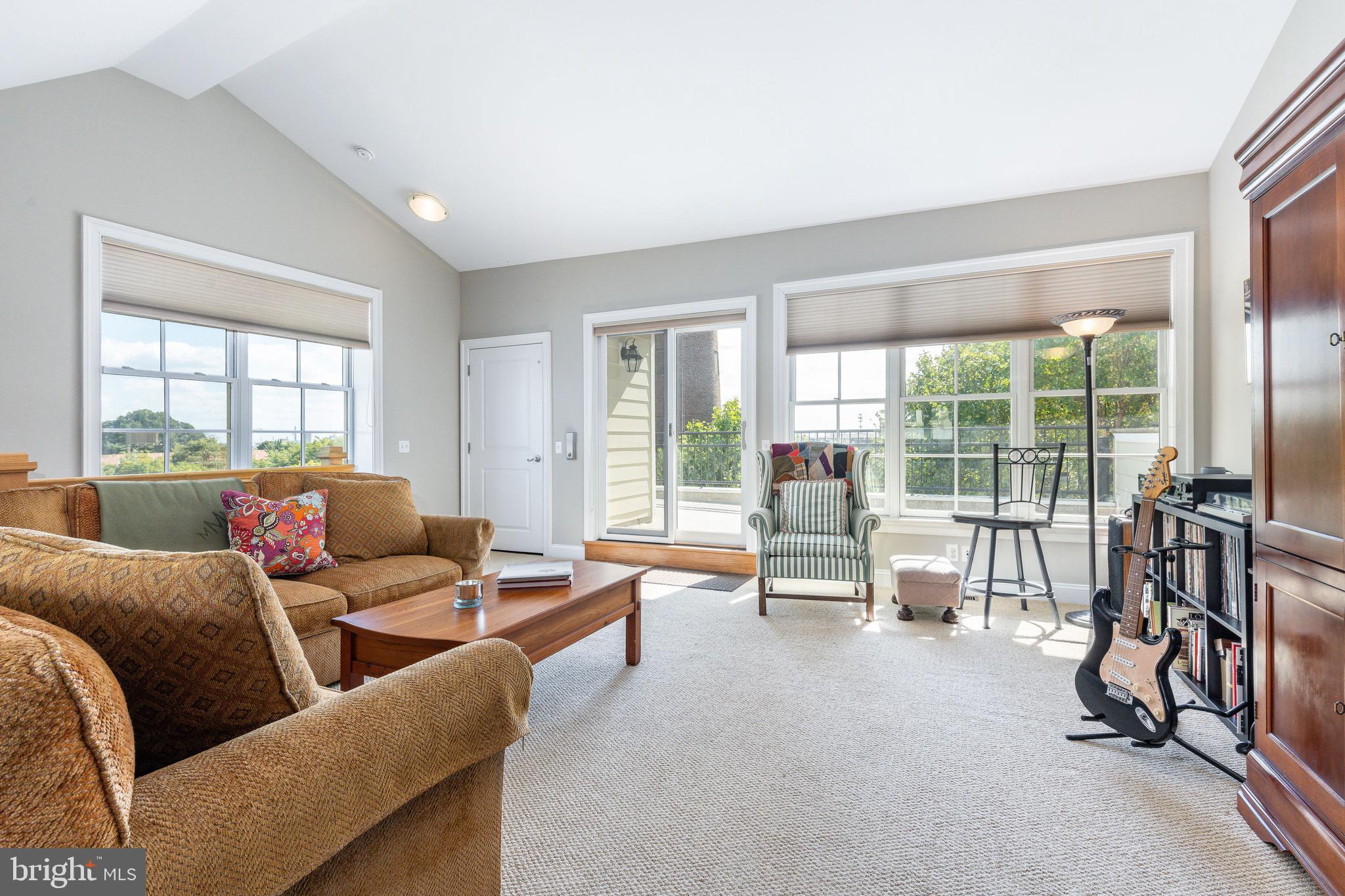 QUEEN VILLAGE - Residential