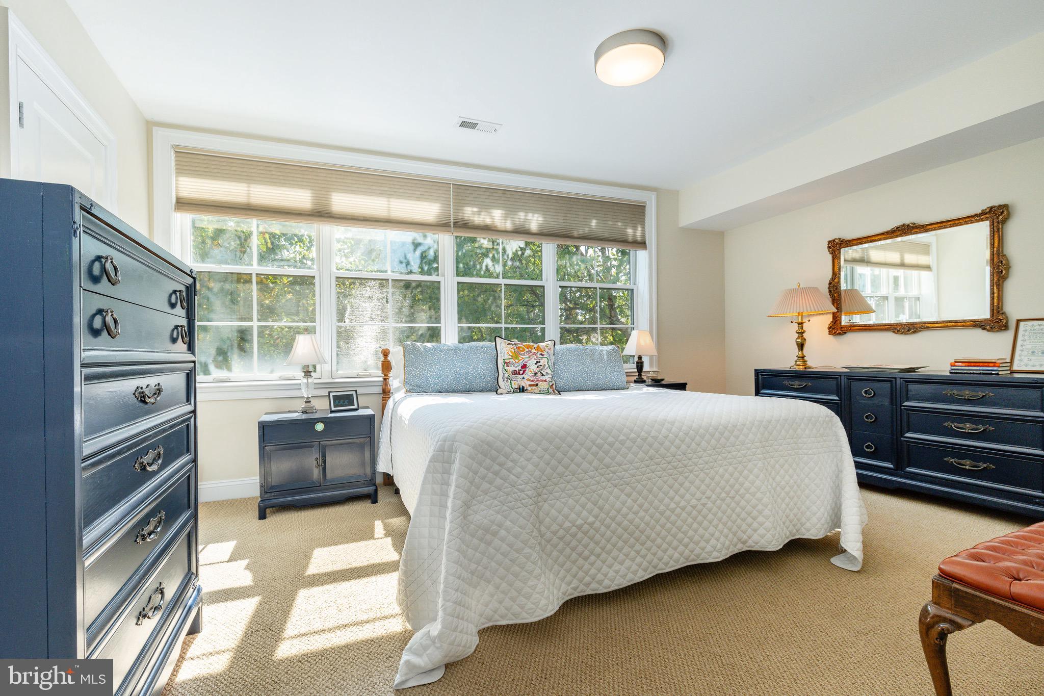 QUEEN VILLAGE - Residential