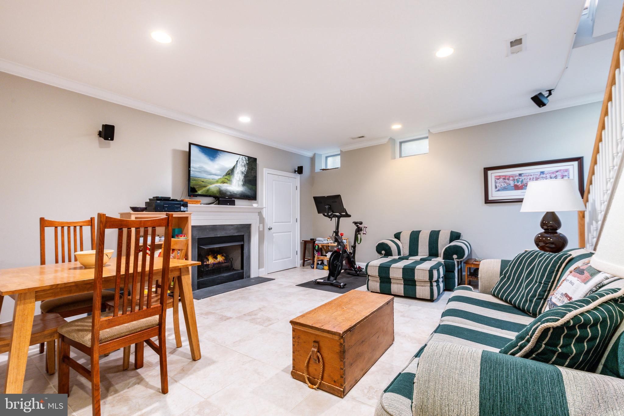 QUEEN VILLAGE - Residential