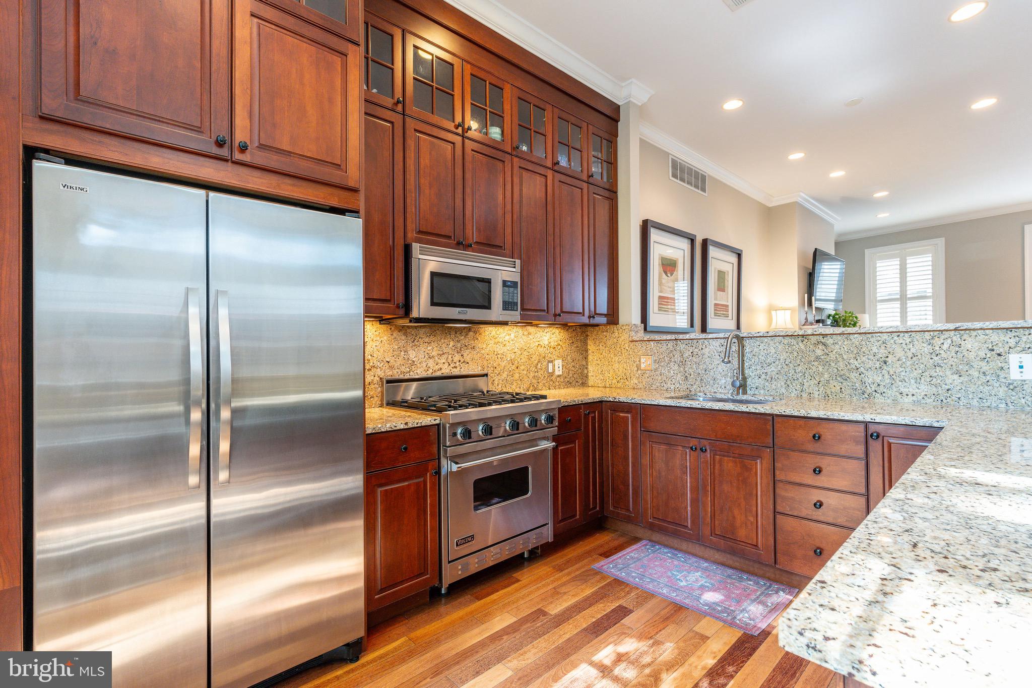 QUEEN VILLAGE - Residential