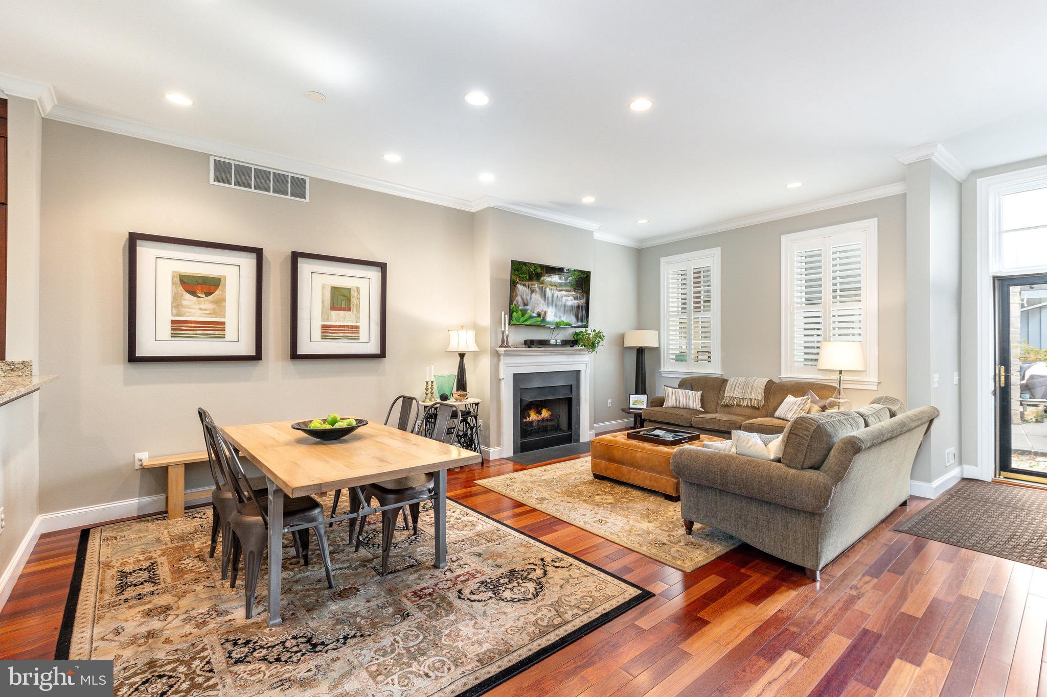 QUEEN VILLAGE - Residential