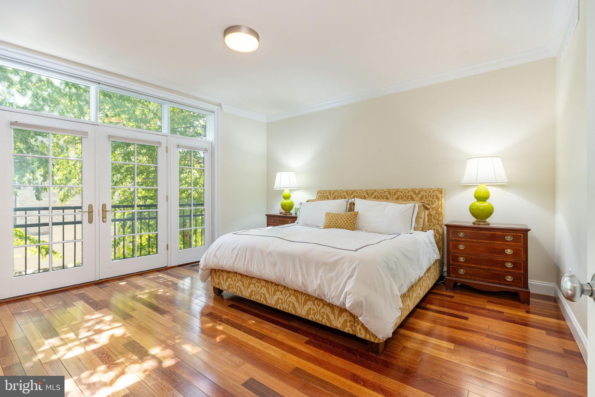 QUEEN VILLAGE - Residential