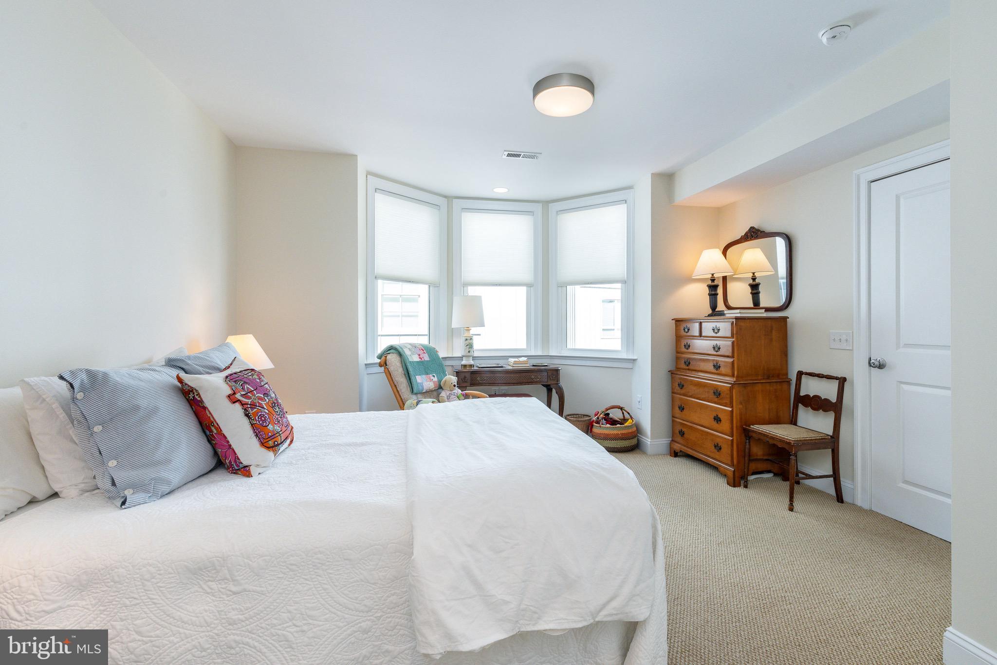 QUEEN VILLAGE - Residential