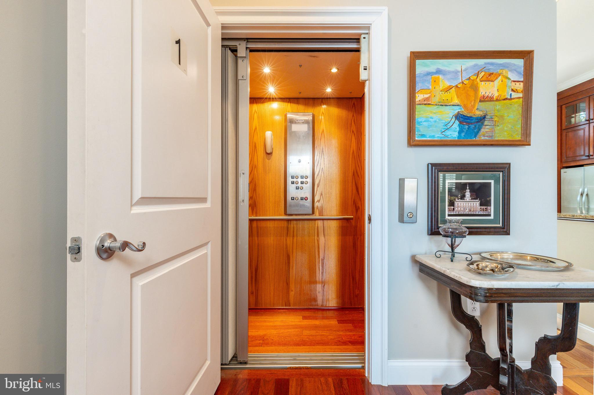 QUEEN VILLAGE - Residential