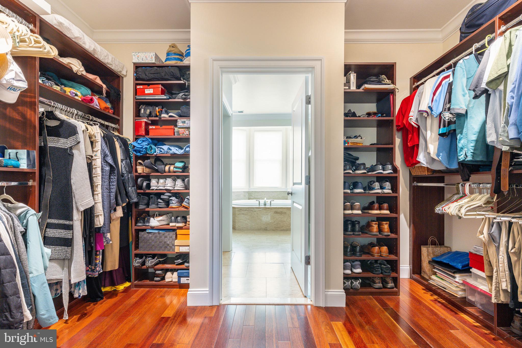 QUEEN VILLAGE - Residential