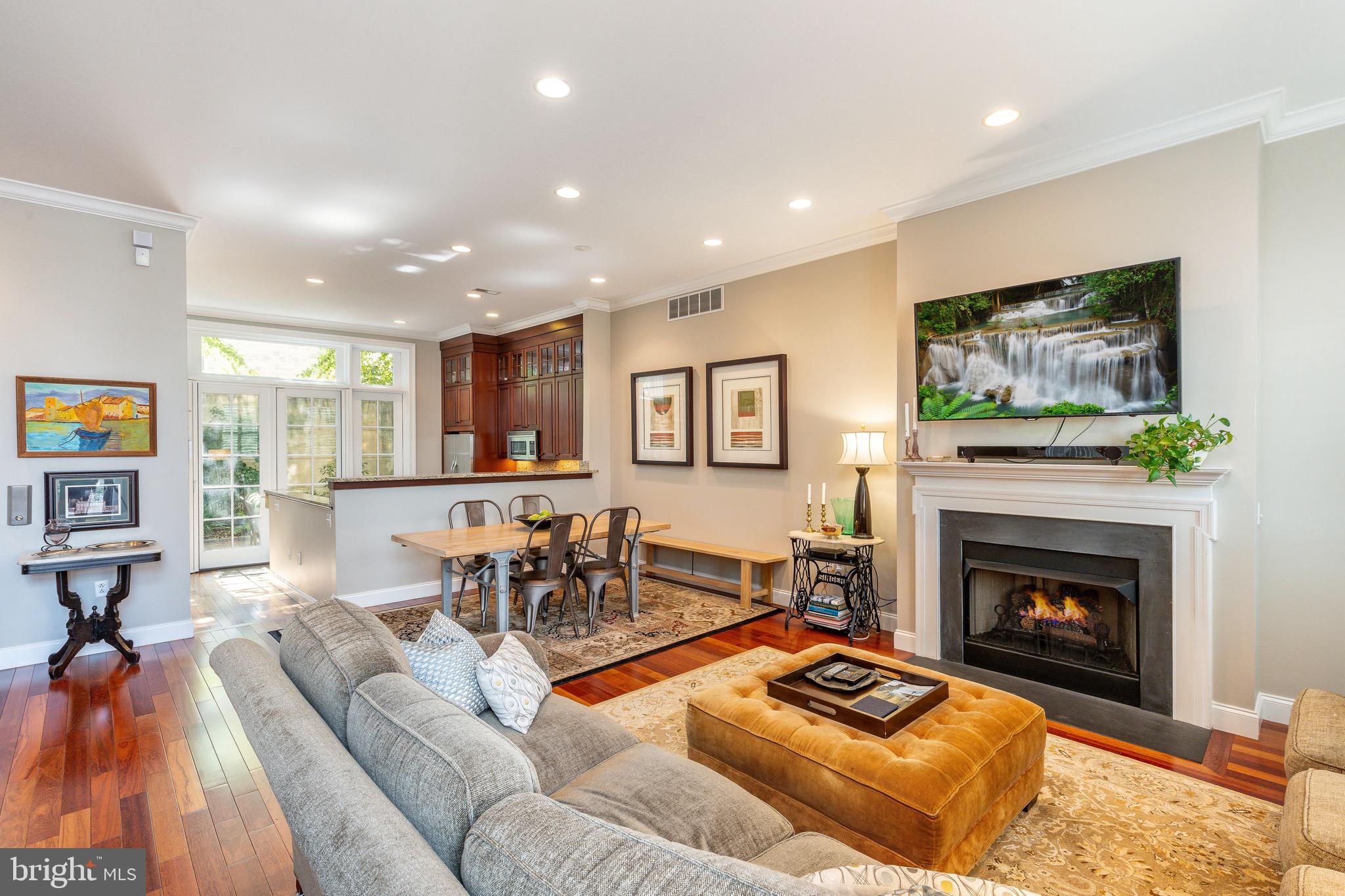 QUEEN VILLAGE - Residential