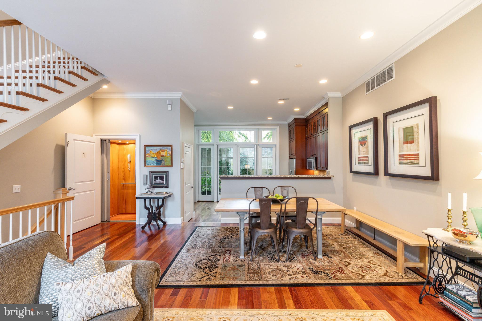 QUEEN VILLAGE - Residential