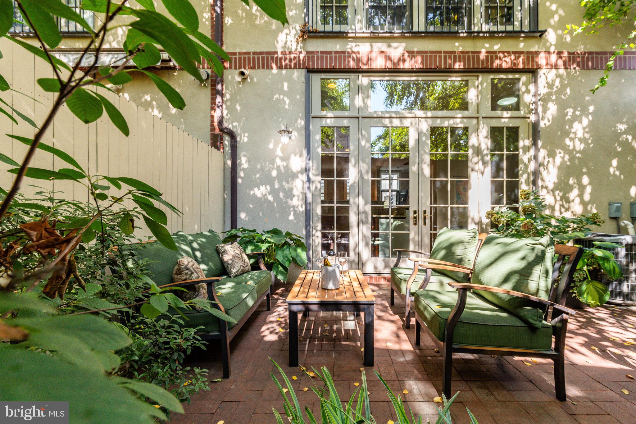 QUEEN VILLAGE - Residential