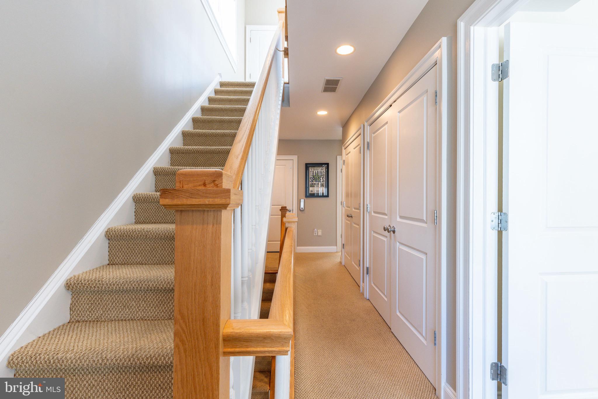 QUEEN VILLAGE - Residential