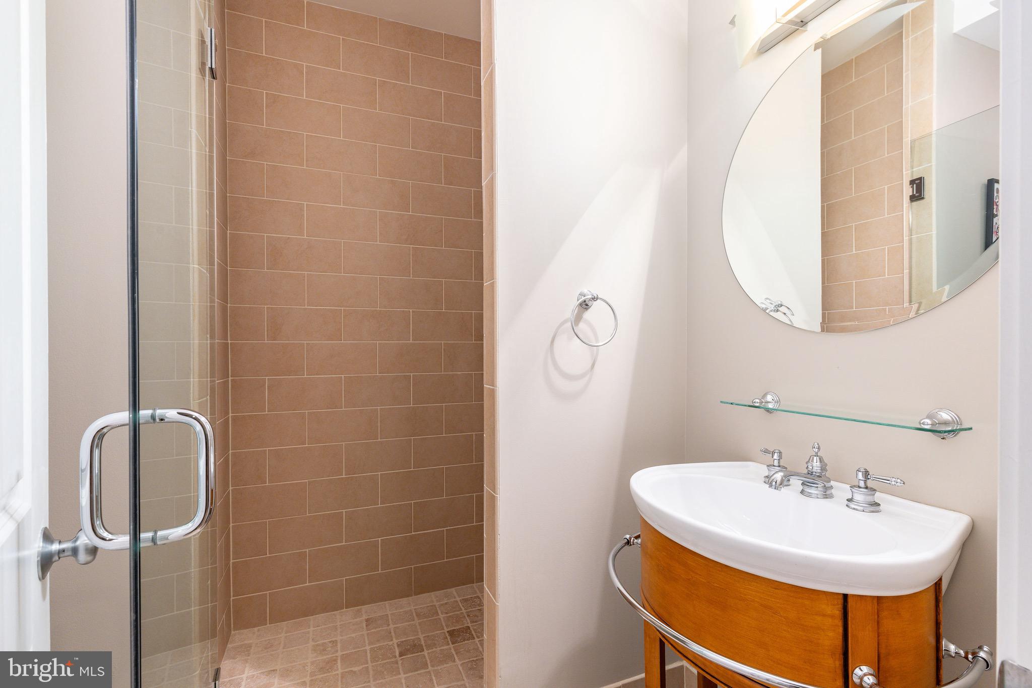 QUEEN VILLAGE - Residential