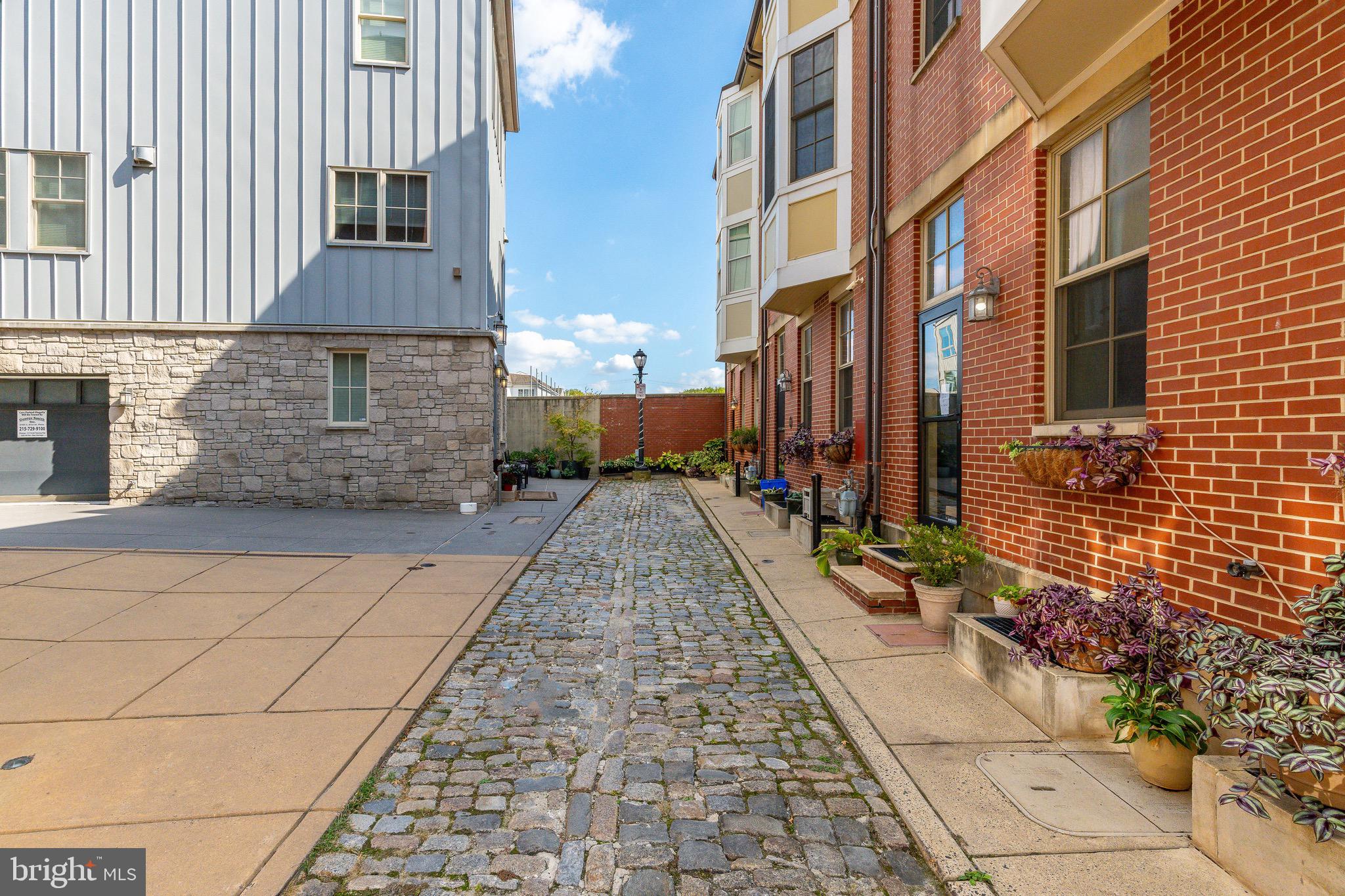 QUEEN VILLAGE - Residential