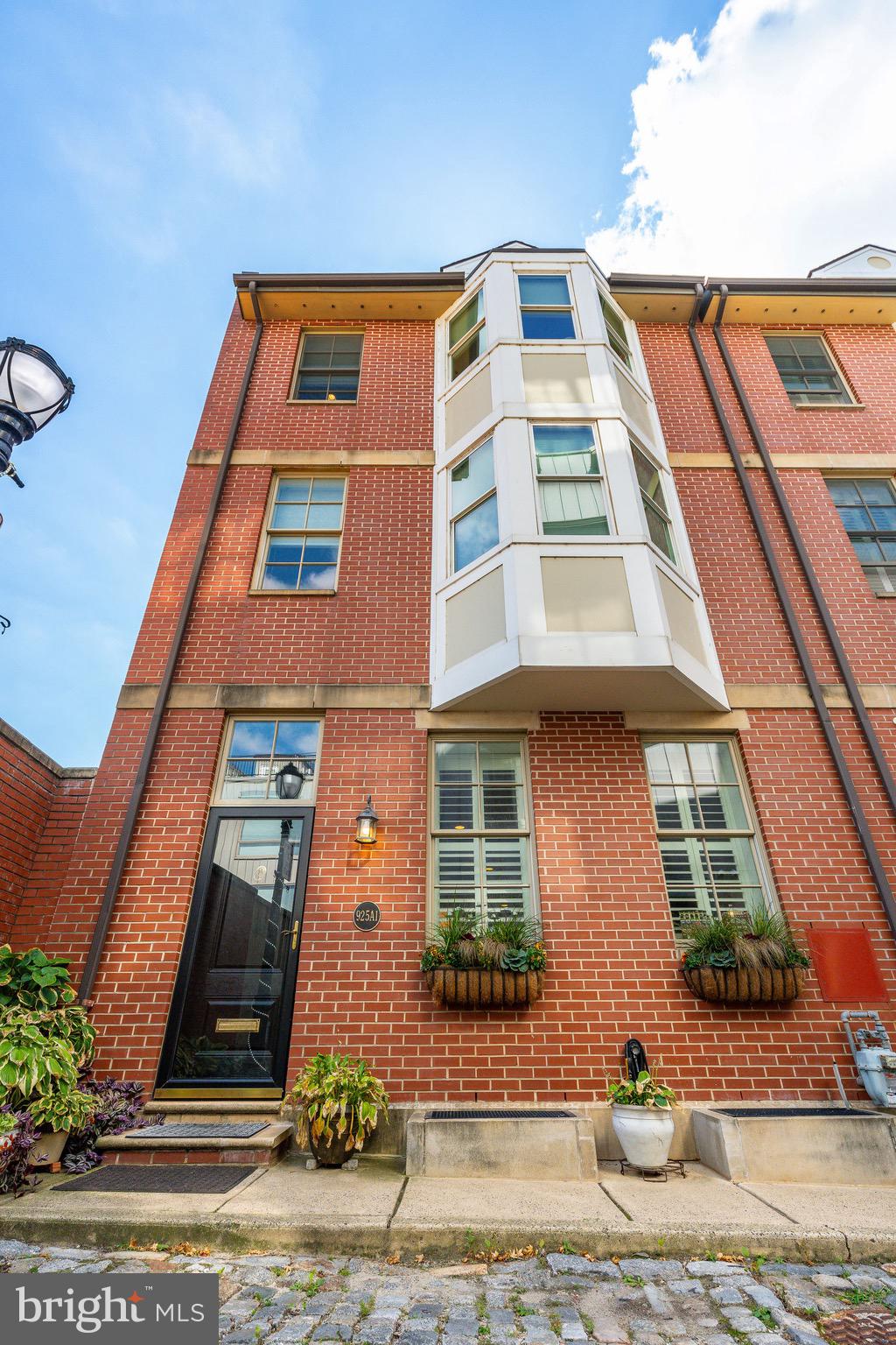 QUEEN VILLAGE - Residential