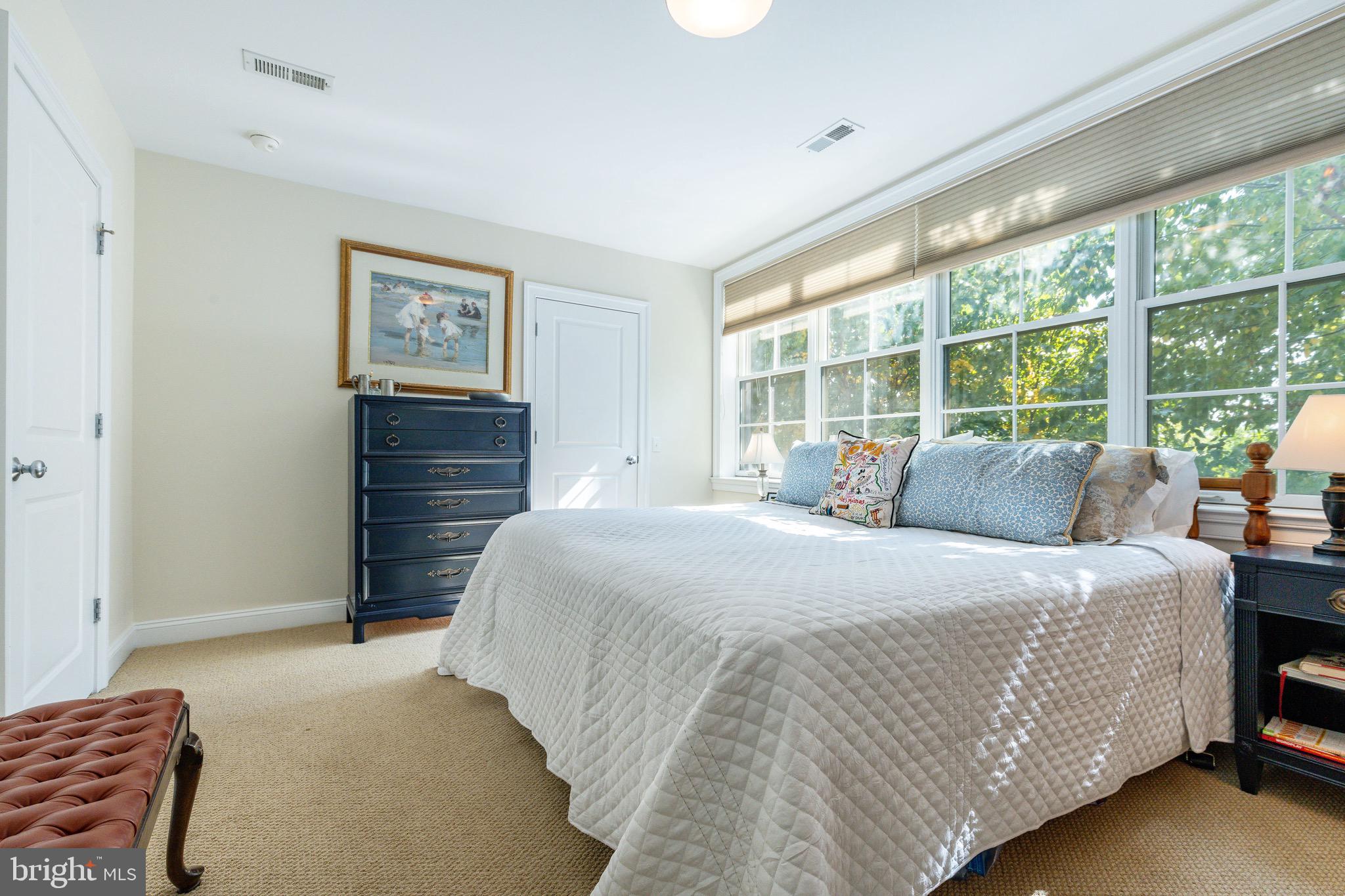 QUEEN VILLAGE - Residential