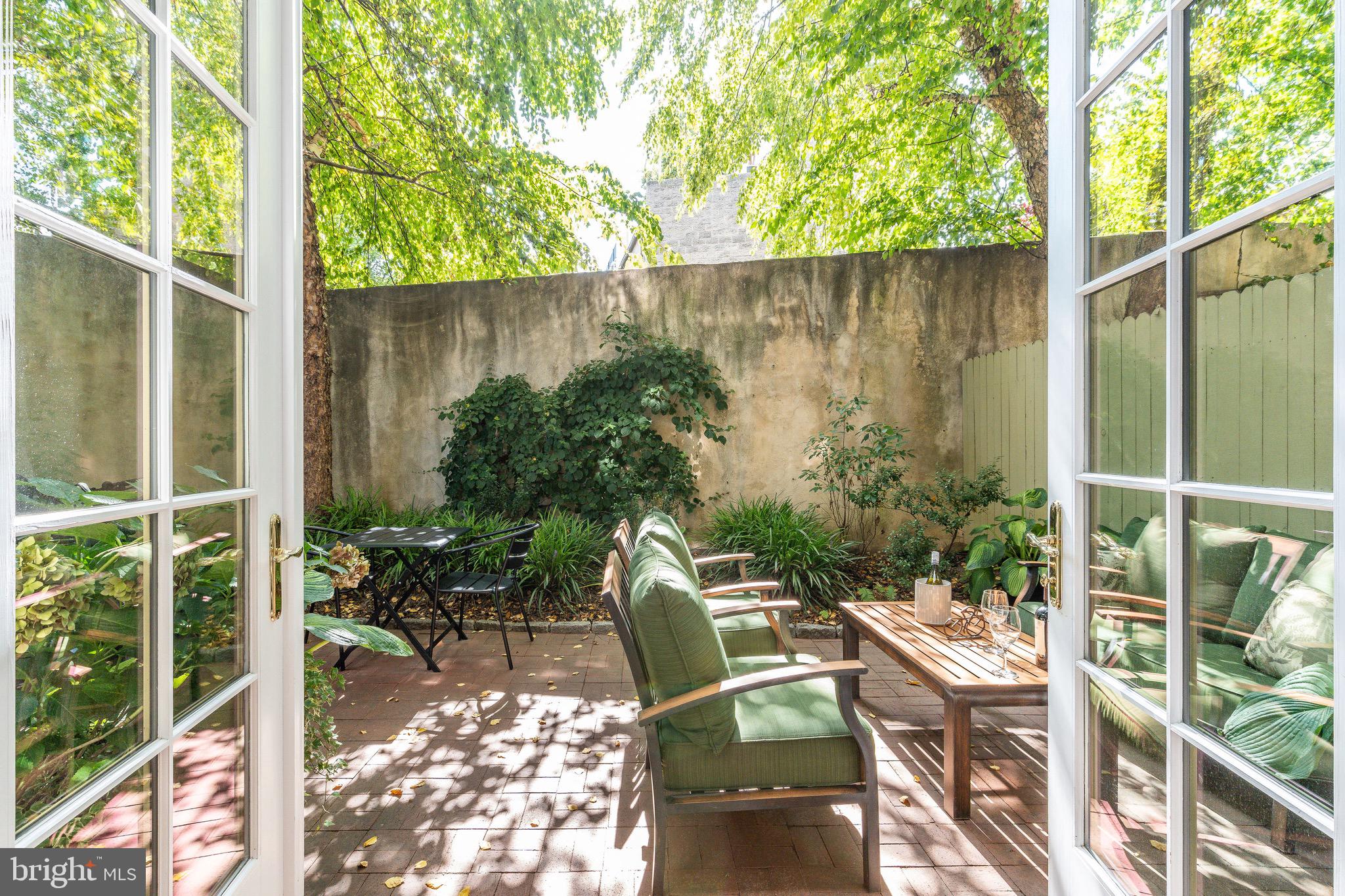 QUEEN VILLAGE - Residential