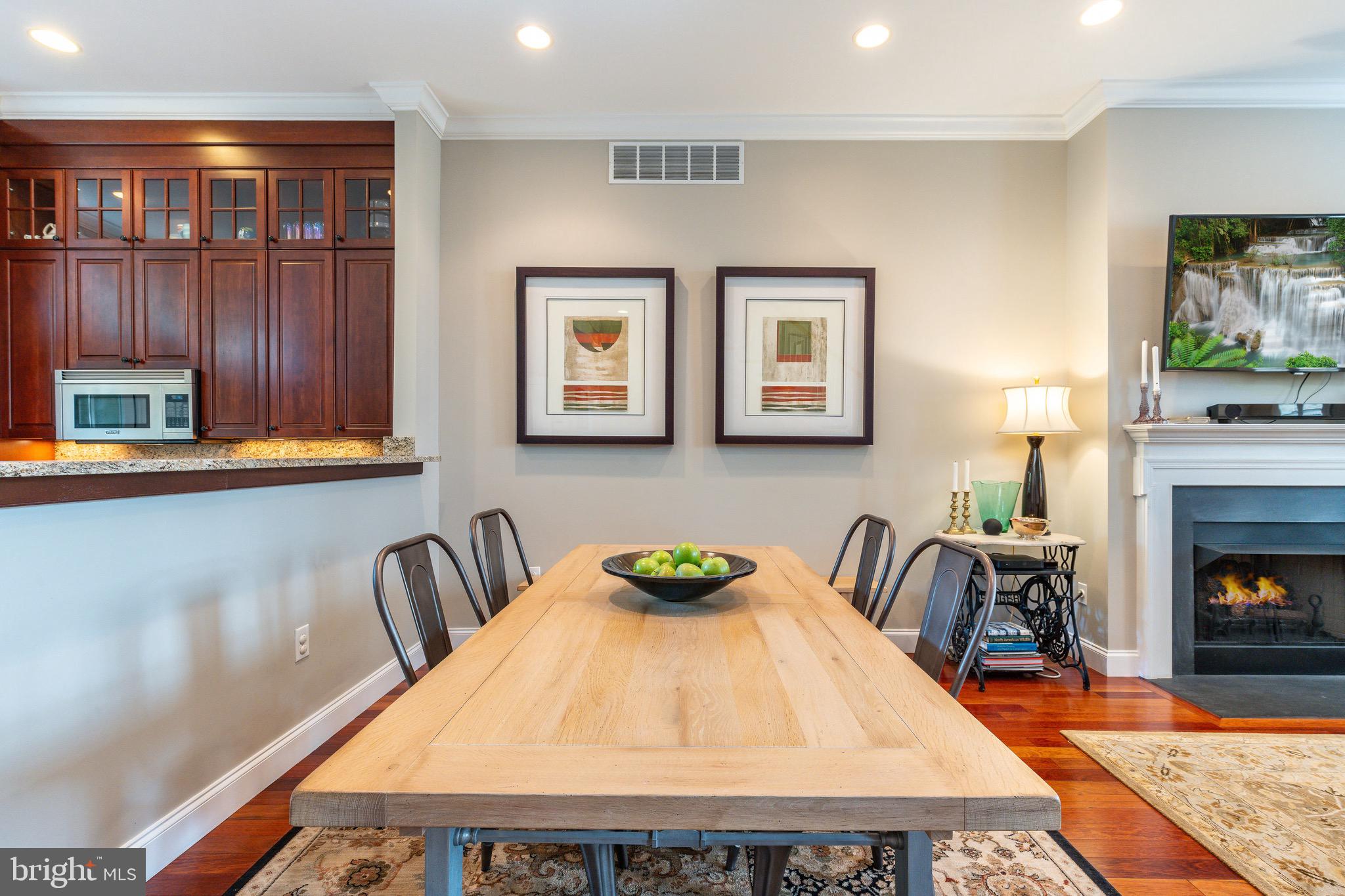 QUEEN VILLAGE - Residential