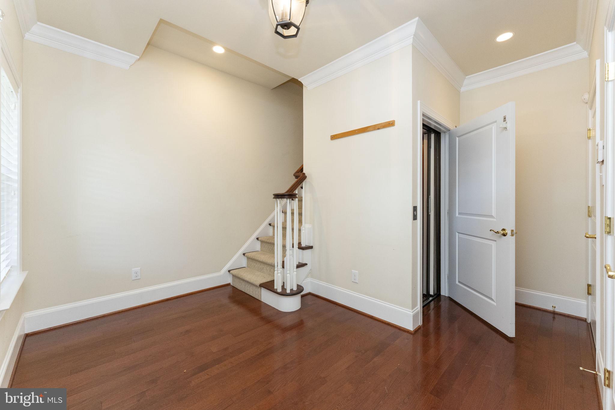 WHITEHALL - Residential