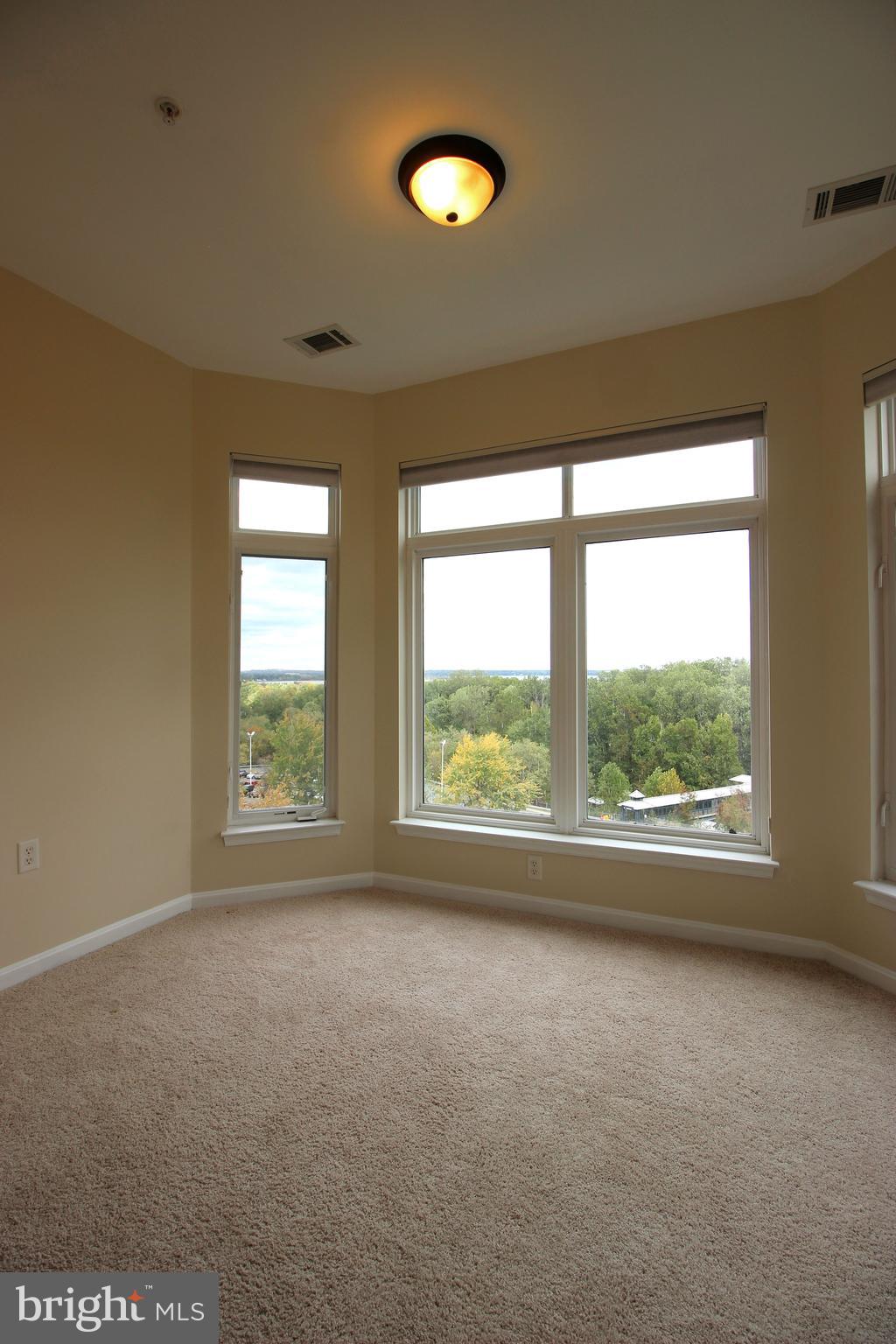 POTOMAC POINTE CONDOMINI - Residential Lease