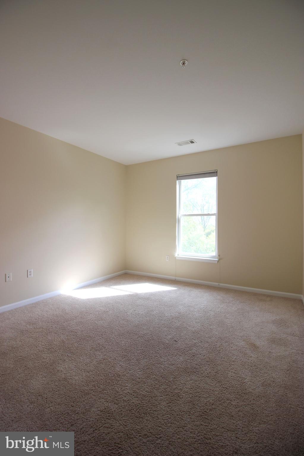 POTOMAC POINTE CONDOMINI - Residential Lease