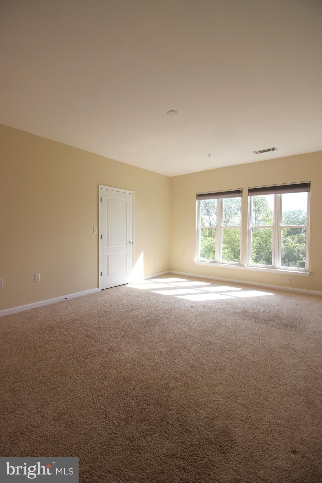 POTOMAC POINTE CONDOMINI - Residential Lease