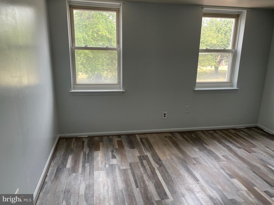 This property is ready to move in freshly cleaned and painted. this is an invested dream 
Hurry this property won't last long!!