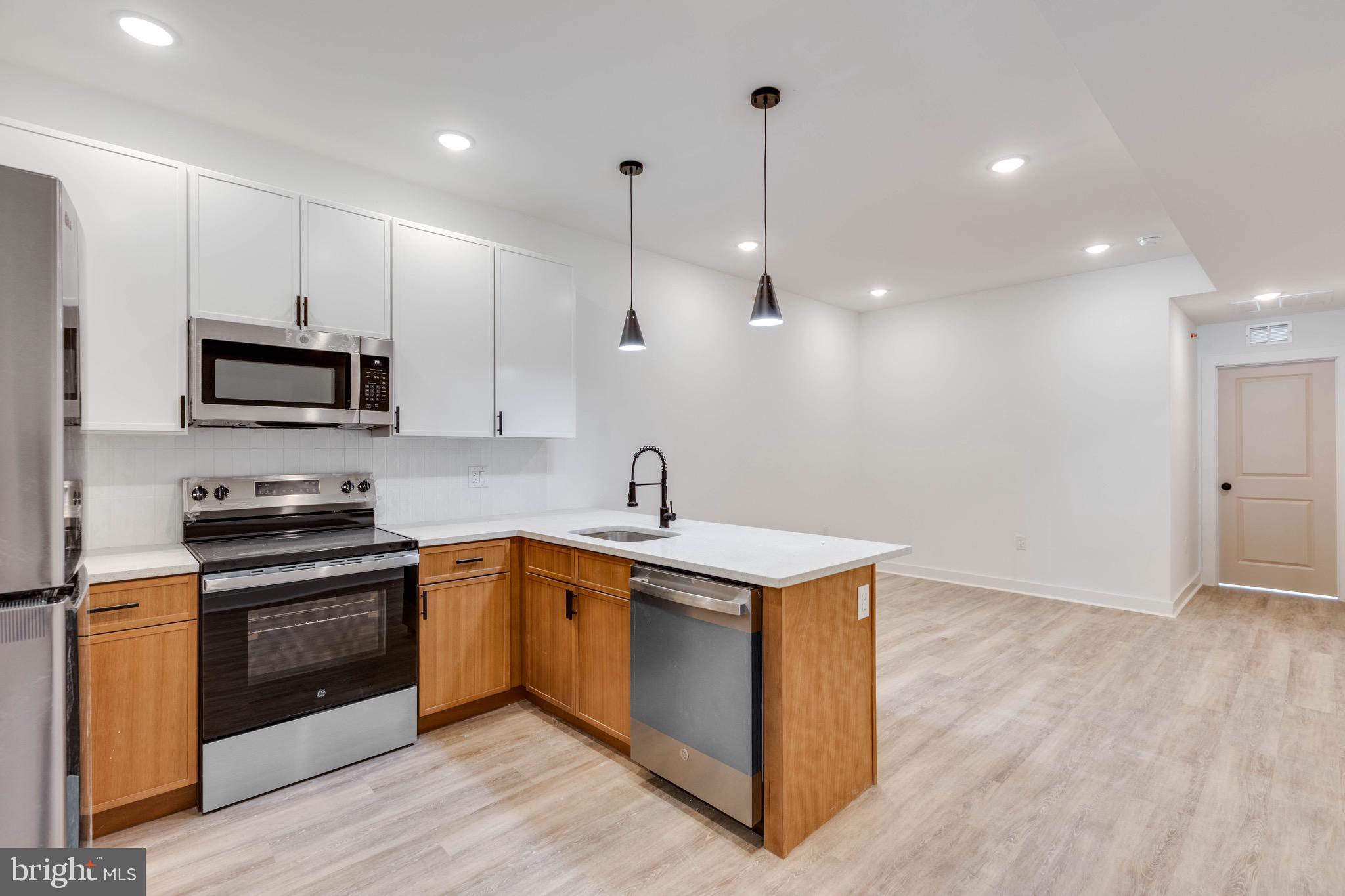 This newly constructed residence offers contemporary living with a thoughtful layout and high-end finishes throughout. The kitchen is appointed with brand new stainless steel appliances, quartz countertops, and peninsula, ideal for both cooking and entertaining. An open-concept floor plan provides abundant natural light and a seamless flow between living and dining areas.
Residents will enjoy access to a PRIVATE ROOF DECK, perfect for outdoor relaxation and entertaining with sweeping city views. Additional highlights include in unit washer/dryer, modern fixtures, and ample storage. Schedule your tour today!
Tenants are responsible for the following utilities:
Water $50/mo flat fee (up to 2 people)
Electric (based on usage)
NO GAS
Internet
Text the listing agent for a video tour!