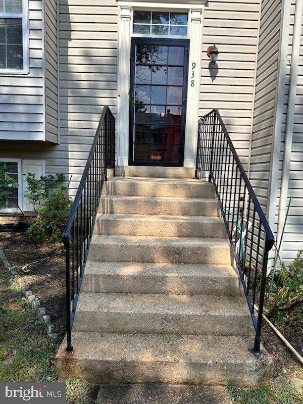 938 NEWINGTON COURT