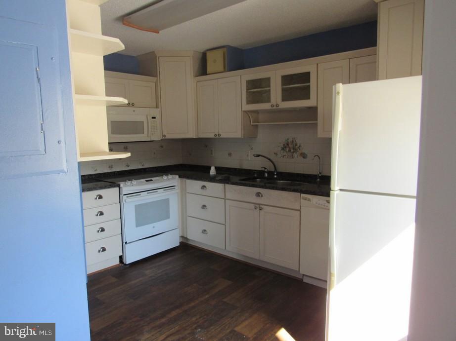 GREENS AT LEISURE WORLD - Residential