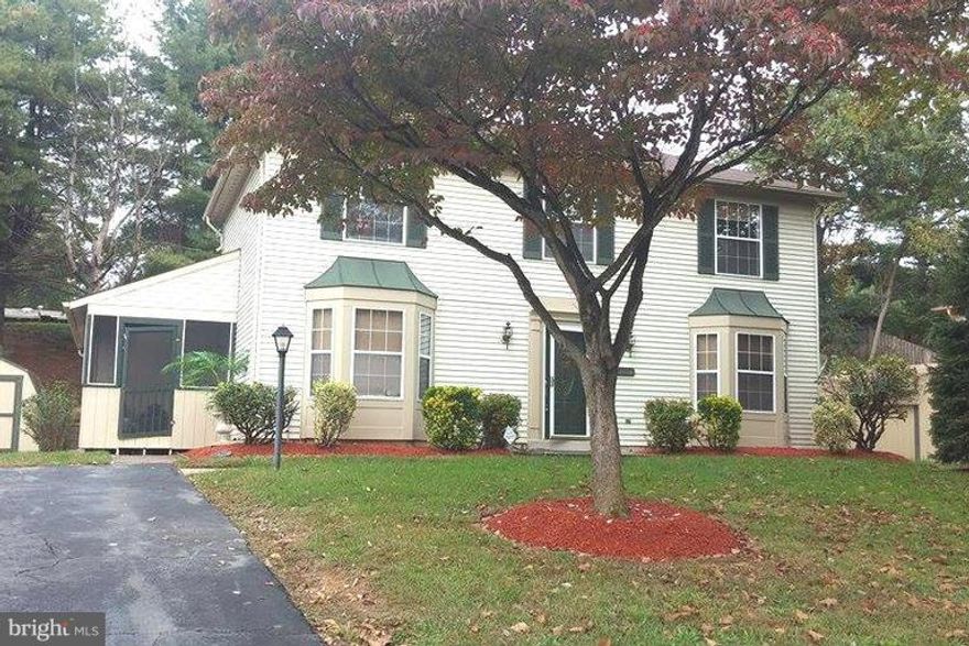 NICE SINGLE FAMILY HOME WITH  TWO LEVELS, FOUR BEDROOM, TWO  FULLY BATHROOM/ ONE HALF BATROOM, LIVING ROOM, OFFICE ROOM , DINNING ROOM , LARGE UP DATE KICHEN, FRESH PAIN  . EXELLENT LOCATION AND MUCH MORE !!! PROPERTY IS READY TO MOVE IN.