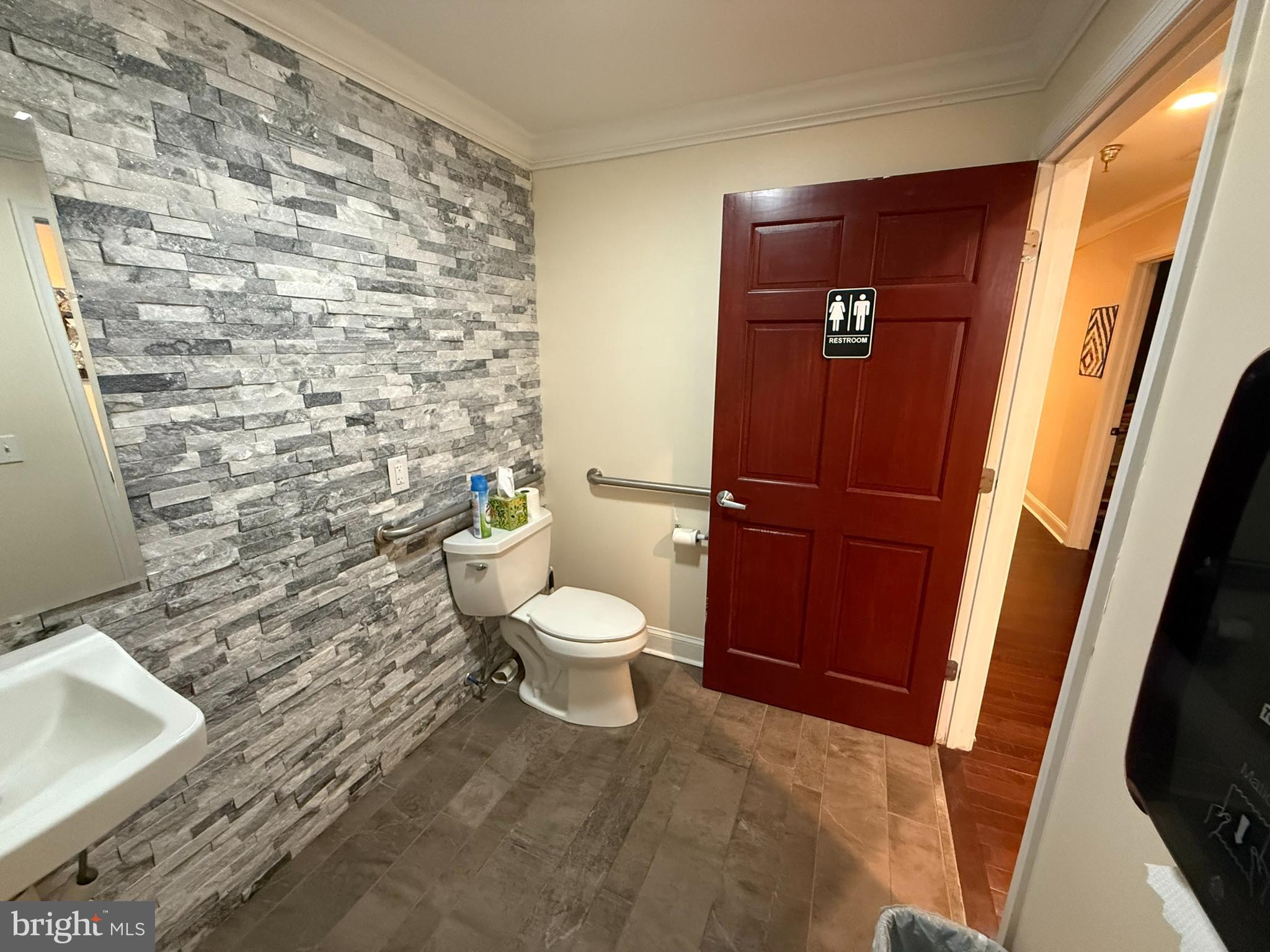 Main image without alt text