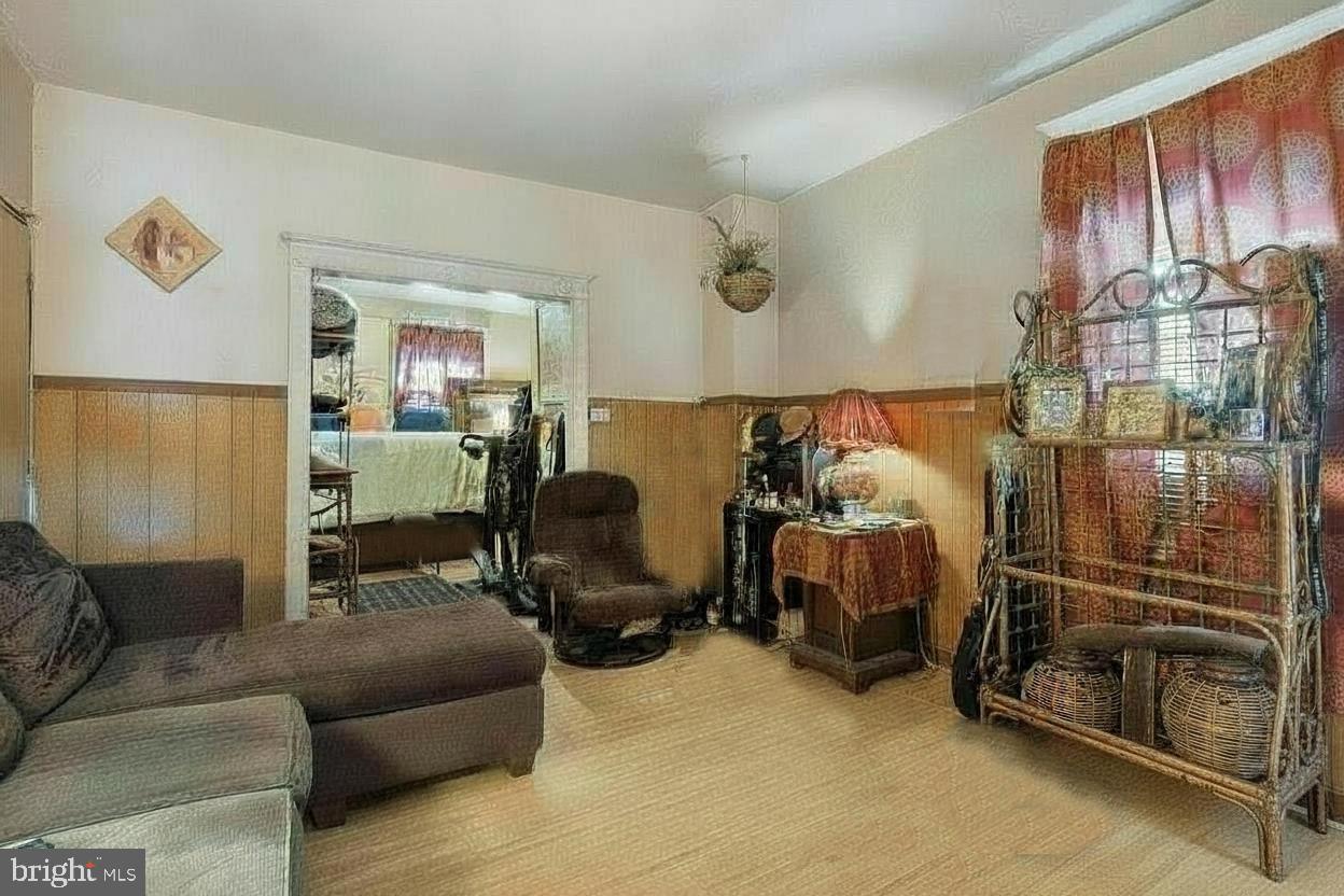 702-704 E CHESTNUT STREET