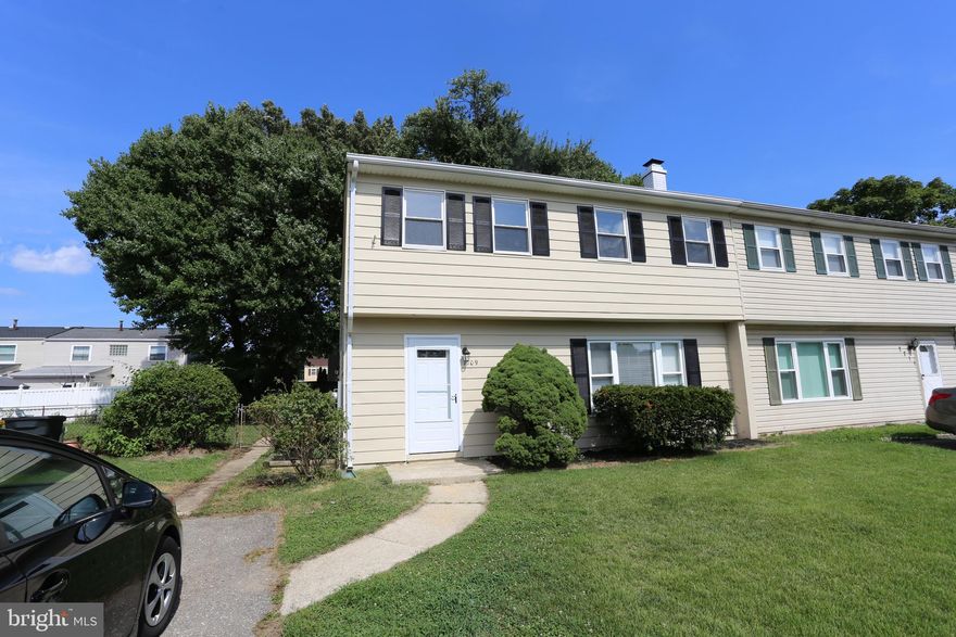 Freshley remodeled 2 level 4 bedroom 2.5 bathrooms Duplex with huge shed in largre fenced rear yard.   New floors, paint, bathrooms, and kitchen updated with  new stove and microwave.   This is a must see!